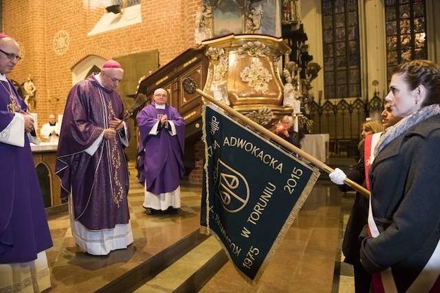 Uroczysta msza święta z okazji 40 rocznicy Izby Adwokackiej w Toruniu i poświęcenie sztandaru.