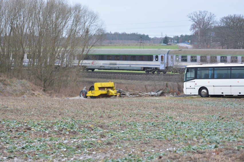 Autobus szkolny wjechał pod pociąg w powiecie świeckim. Jedna osoba zginęła [zdjęcia]