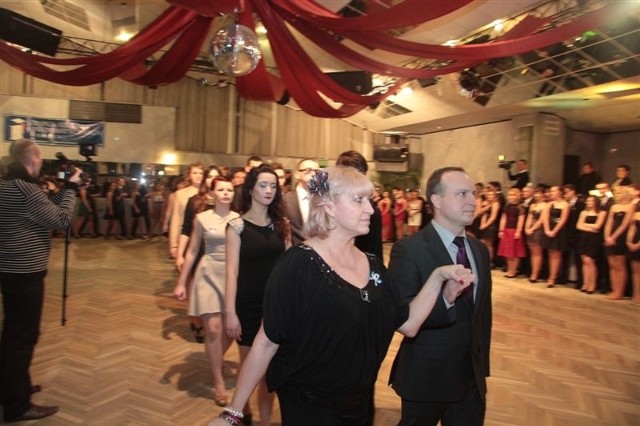 W pierwszej parze poloneza zatańczyli wychowawczyni klasy IV AT. Towarzyszył jej zastępca dyrektora szkoły, Tomasz Kozieł.