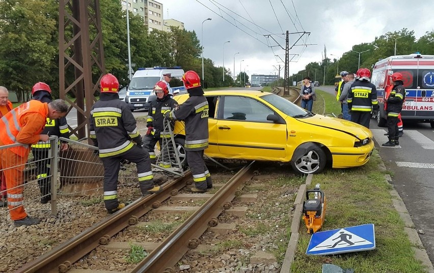 Fiat wylądował na torowisku.