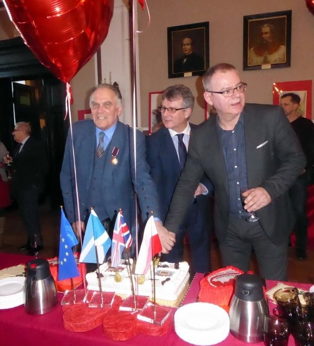 Układ partnerski podpisali m.in. burmistrz Mariusz Kędzierski i burmistrz Pat Reid oraz starosta Zdzisław Gamański.
