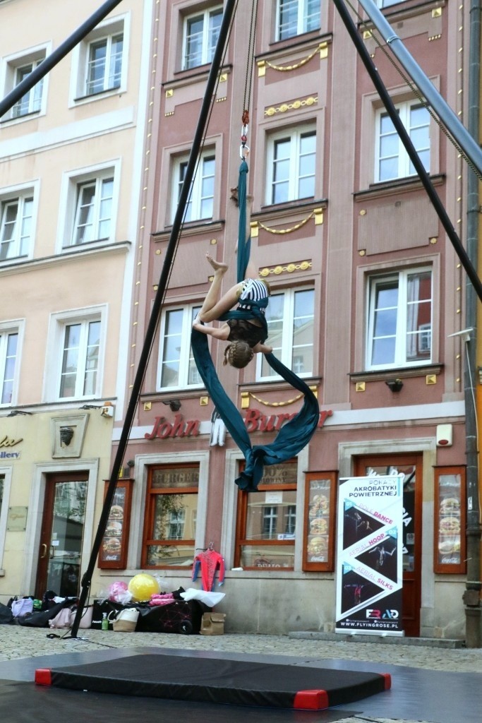 Artyści z różnych krajów zachwycają widzów w centrum...