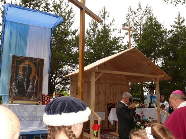 Prowizoryczna kaplica stanęła przy nielegalnie postawionym krzyżu. W tym otoczeniu zbudowano tron dla obrazu Matki Bożej Częstochowskiej.