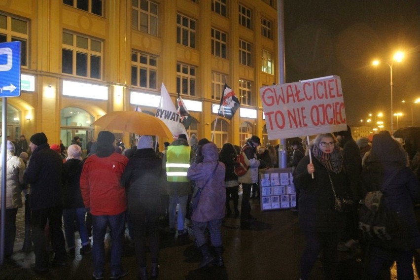 Czarna Środa we Wrocławiu. Protest w Rynku i pod biurami poselskimi 