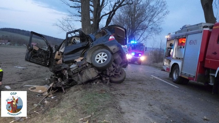 Wyprzedzał kilka pojazdów i wbił się w drzewo. Kierowca nie żyje (ZDJĘCIA)