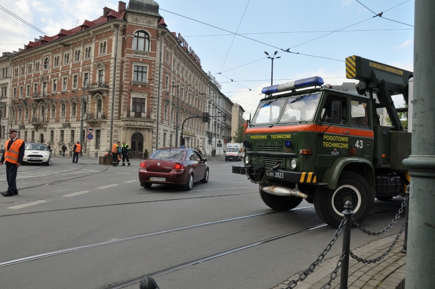 W centrum Krakowa wykoleił się tramwaj. Duże utrudnienia [ZDJĘCIA, WIDEO]