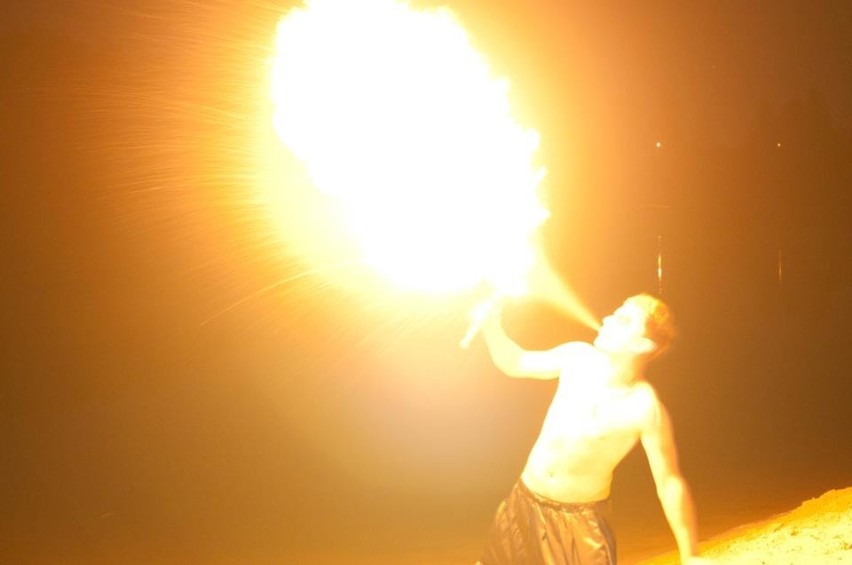 Studenci URz uczą dzieci tańca z ogniem...