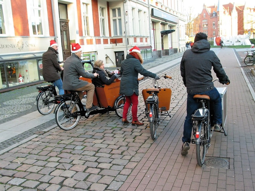 Mikołaje rowerowi dwu- i trzykołowi. Pojeździli, ciastkami poczęstowali