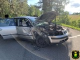 Wypadek w Błędowie, 15.06.2022. Volkswagen uderzył w drzewo. Zdjęcia