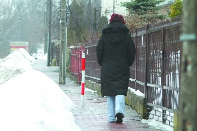 Słupki zostały ustawione przez drogowców na środku chodnika. To utrudnia przechodniom poruszanie się.