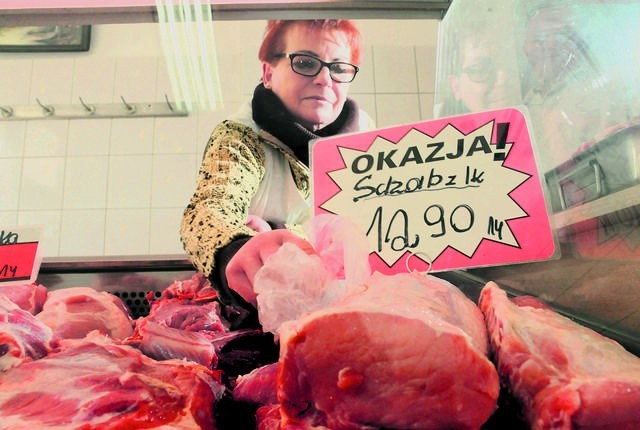 To nie żart. Schab jest tańszy od pomidorów Ewa Róg, ekspedientka w bydgoskim mięsnym, poleca schab na kotlety. Zostanie jeszcze kość na zup