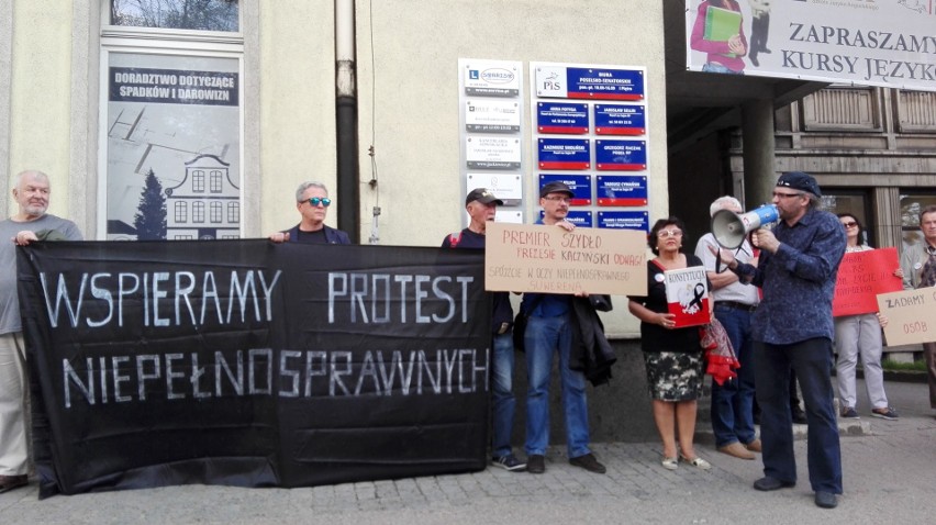 Protest przed siedzibą PiS w Gdańsku. Manifestujący...