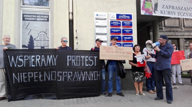 Protest przed siedzibą PiS w Gdańsku. Manifestujący solidaryzują się z niepełnosprawnymi [30.04.2018]