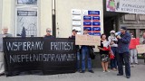 Protest przed siedzibą PiS w Gdańsku. Manifestujący solidaryzują się z rodzicami osób niepełnosprawnych, protestującymi w Sejmie [zdjęcia]