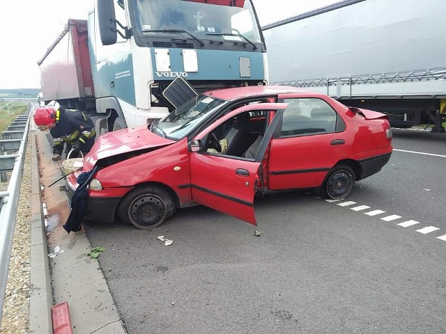 Na autostradzie A1 pomiędzy węzłami Żory i Świerklany zderzyły się dwa samochody osobowe i ciężarówka