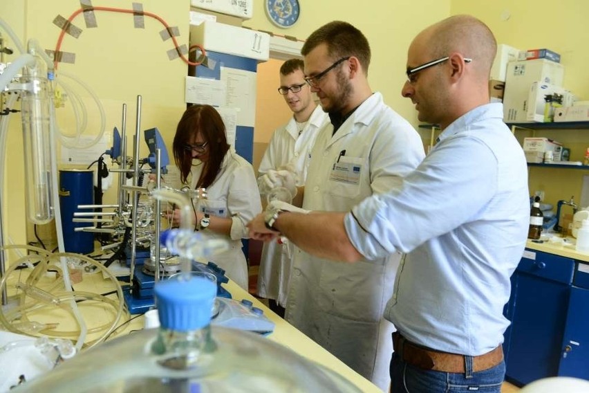 Naukowiec z Poznania wymyślił "gąbki", które ratują klimat