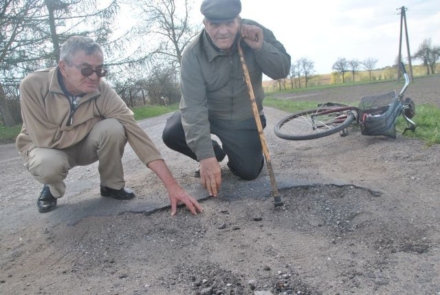 Henryk Wiącek (z lewej) i Karol Wodka: - Niektóre wyrwy są bardzo głębokie