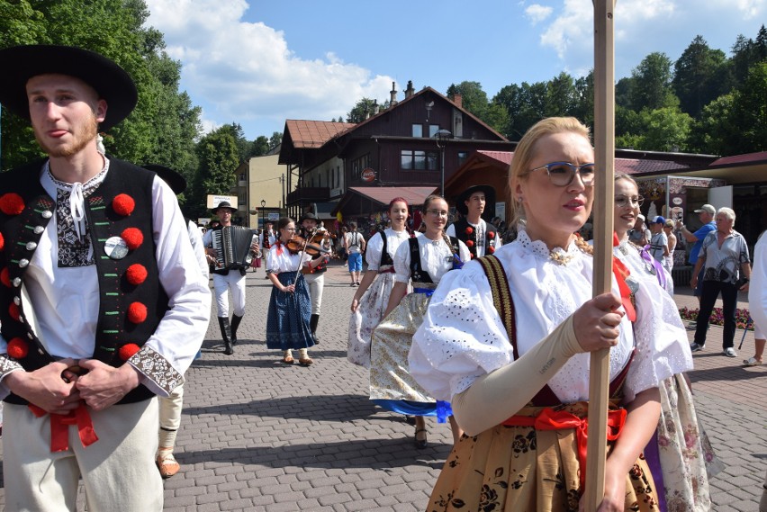 Barwny, rozśpiewany i rozmuzykowany korowód przeszedł...