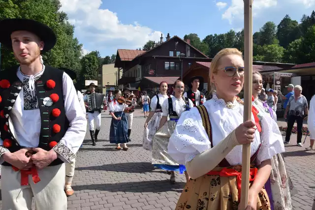 Barwny, rozśpiewany i rozmuzykowany korowód przeszedł dzisiaj 24 lipca po południu przez centrum Wisły tym samym inaugurując 58. Tydzień Kultury Beskidzkiej.