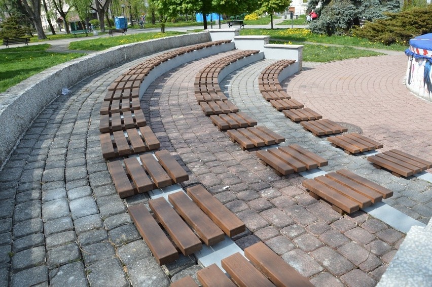 Odnowione siedziska w małym amfiteatrze przy fontannie w Stalowej Woli. Zobacz zdjęcia