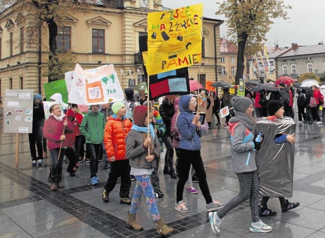 Nowotarski Rynek zapełnili wczoraj uczniowie miejskich szkół z transparentami propagującymi segregację elektrośmieci