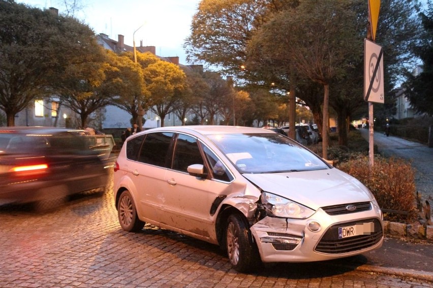 Wypadek na Biskupinie. Zderzenie volkswagena z fordem (ZDJĘCIA)