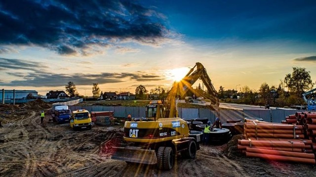 Około 12 tysięcy metrów kwadratowych powierzchni handlowej,  pojemny, częściowo zadaszony parking dla klientów oraz całkowicie zadaszona i przejezdna strefa z materiałami budowlanymi typu drive-thru - tak będzie wyglądał pierwszy sklep marki Leroy Merlin w Radomiu. Szczegóły inwestycji ujawnia generalny wykonawca. CZYTAJ KONIECZNIE: Budowa nowego centrum handlowego w Radomiu. Zobacz, jak powstaje Leroy Merlin [zdjęcia]