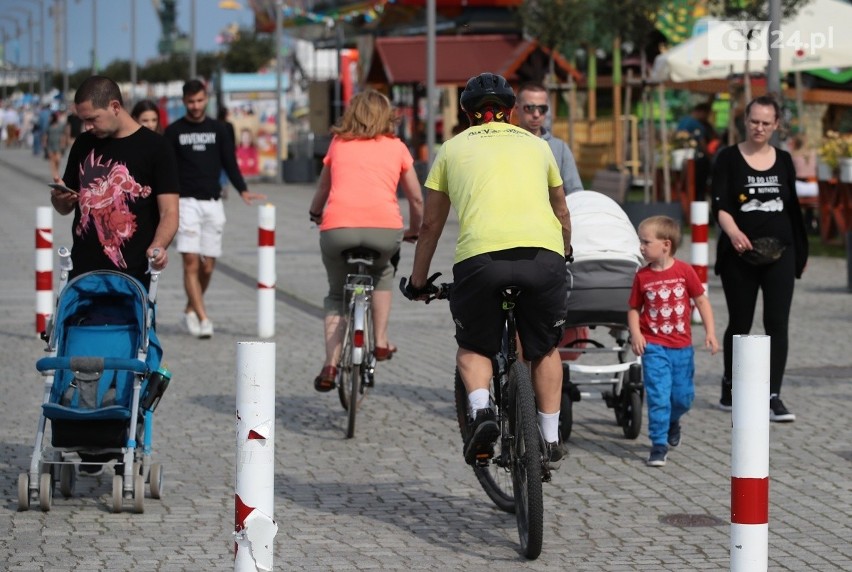 Spacerowicze na Bulwarach w Szczecinie