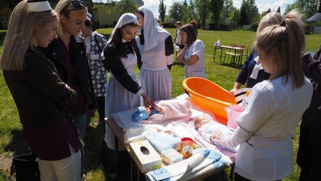 W poniedziałek w Państwowej Wyższej Szkole Zawodowej w Koszalinie zorganizowane zostały obchody Międzynarodowego Dnia Pielęgniarki. Jednym z punktów uroczystości był festyn dla dzieci i dorosłych.