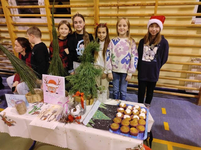 Uczniowie z Ugoszczy w powiecie bytowskim sami przygotowali ozdoby świąteczne i upieki ciasta. W szkole odbył się kiermasz świąteczny.