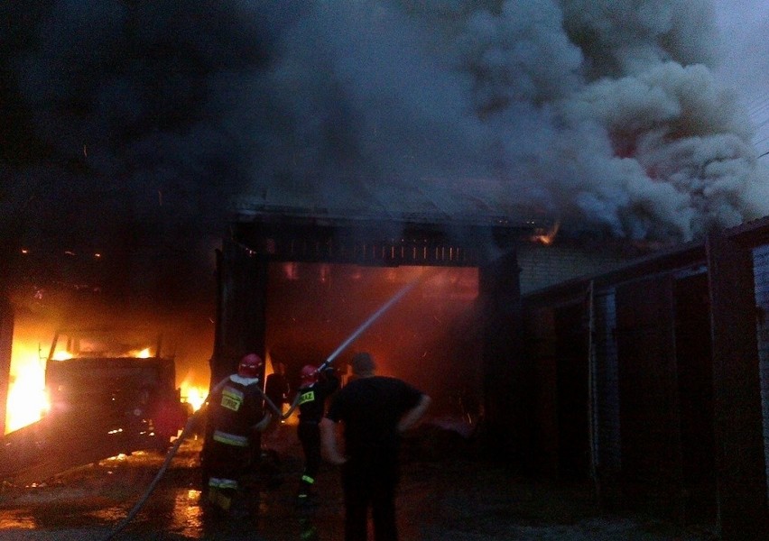 Pożar w Firleju: Ogień wybuchł w magazynie (zobacz ZDJĘCIA, WIDEO)