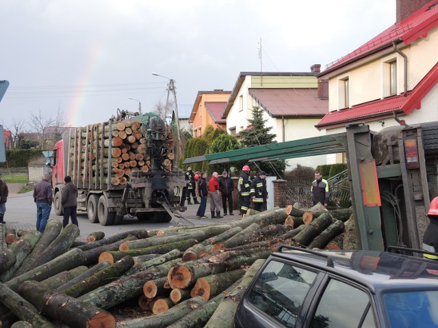 Dzisiaj około godziny 15 na ulicy Gawędy w Miastku przewróciła się ciężarówka z drzewnym.