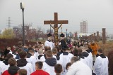 Tłum wiernych na Drodze Krzyżowej w Parku Papieskim w Rzeszowie [ZDJĘCIA]