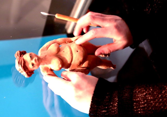 W studiu filmowym pod okiem Izabeli Plucińskiej powstają figurki z plasteliny.