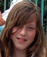 Magdalena Czechowska miała 11 lat, ale wyglądała na 14-15. Szczupła, niebieskooka. Kiedy 3 lipca 2007 roku miejskie kamery zarejestrowały ją po raz ostatni, miała na sobie proste dżinsy, czarne sportowe buty oraz różową koszulkę z krótkim rękawem i jasnymi serduszkami na przodzie. Śledczy nadal nie wiedzą, kto odebrał jej życie.