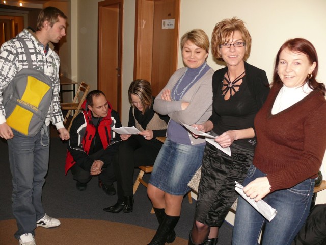 Studenci rachunkowości i zarządzania finansami firmy przed piątkowym egzaminem.