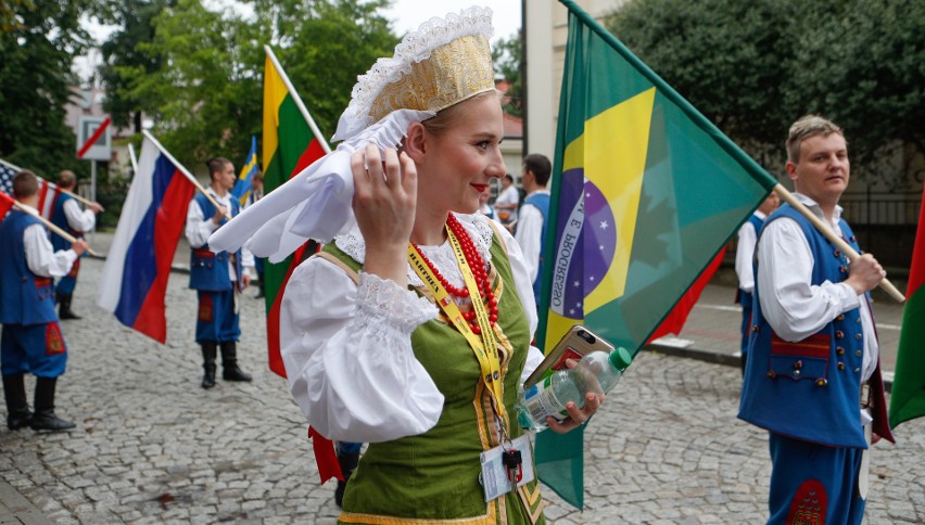 Korowód otworzył XVII Festiwal Polonijnych Zespołów...