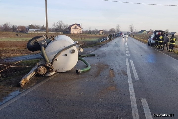 W gminie Zaklików samochód zderzył się z traktorem ciągnącym beczkę na szambo (ZDJĘCIA)