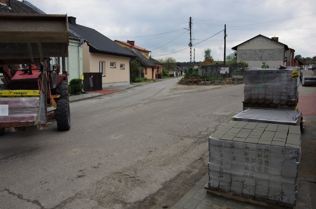 W trakcie prac jest remont ulicy Tarnobrzeskiej. Jest to wieloletnia inwestycja. Prace przygotowawcze rozpoczęły się już w 2019 roku.