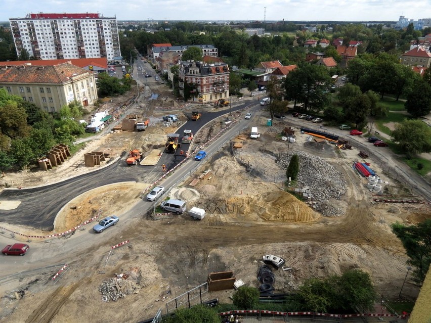 Od niedzieli inaczej jeździmy na Psim Polu. W sobotę jeszcze lali asfalt (ZDJĘCIA)