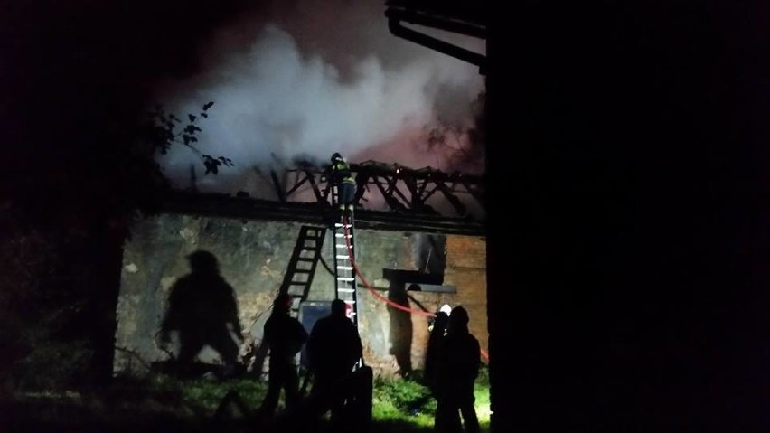 Pożar w Krzyżowicach: ogień wybuchł w stodole.