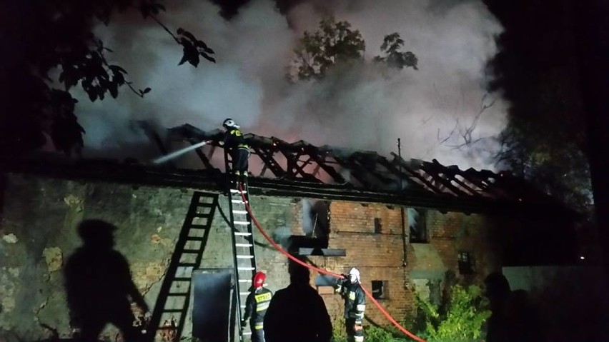 Pożar w Krzyżowicach: ogień wybuchł w stodole.