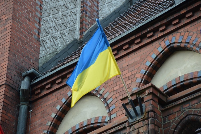 Lębork. W geście solidarności na budynku ratusza pojawiła się ukraińska flaga.