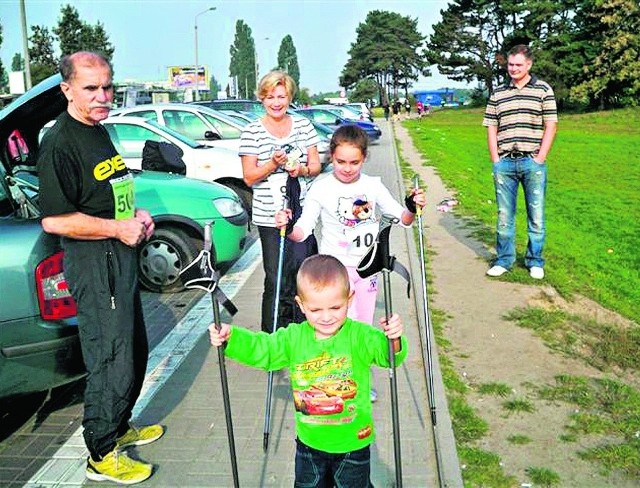 Wnuczęta - Adaś i Zuzia - kibicują dziadkowi. Czy nordic walking stanie się w przyszłości także ich pasją? 