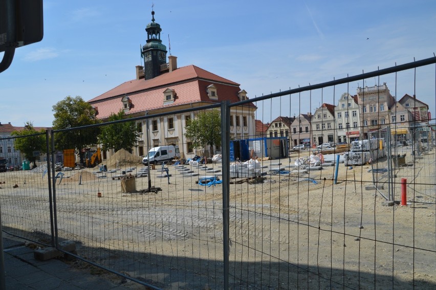 Rawicz. Wykonawca miał dziś wrócić na plac przebudowy rawickiego rynku. Sprawdziliśmy, czy dotrzymał słowa [ZDJĘCIA]