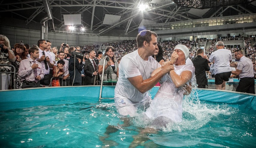 Przyjęcie chrztu podczas Kongresu Świadków Jehowy w Łodzi