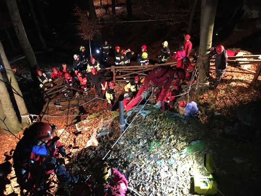 Wypadek grotołaza w jaskini w Sokolich Górach. Był ranny, akcja ratowników trwała 8 godzin