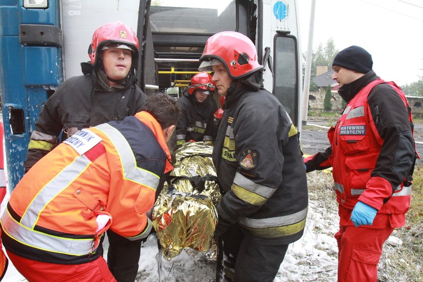 Wypadek autobusu w Lipinach [ZDJĘCIA Z ĆWICZEŃ STRAŻAKÓW]