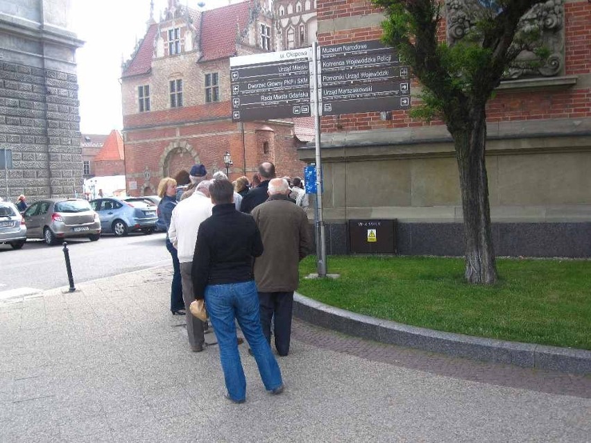 Gdańsk. Olbrzymia kolejka po kolejne monety wydane specjalnie na Euro 2012 przed NBP [ZDJĘCIA]