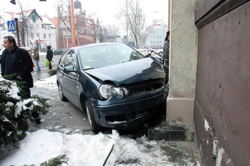 Legnica: Wjechała autem w energetyk (FOTO)